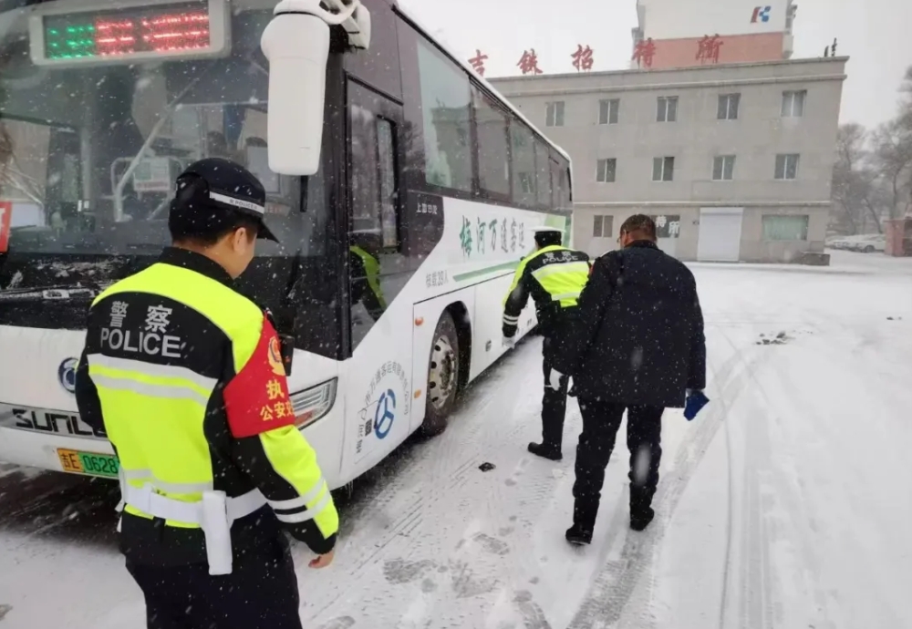 風(fēng)雪撲面 吉林交警溫暖相護(hù)
