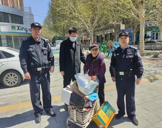 交警、民警暖心救助 走失老人平安歸家